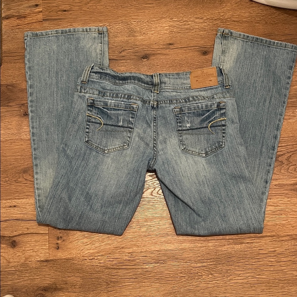 American Eagle women’s Distressed Blue Jeans - Picture 4 of 7